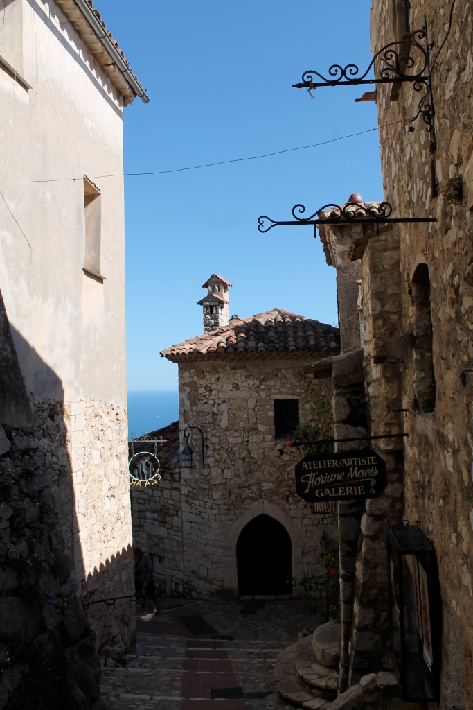 See the sea in the background!?