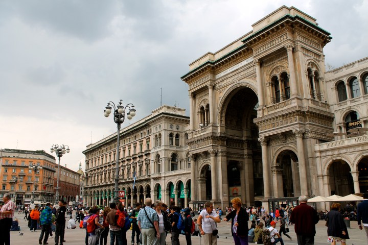 Looking toward the Galleria from the Duomo