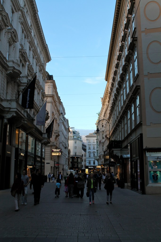 Walking through Vienna at night!