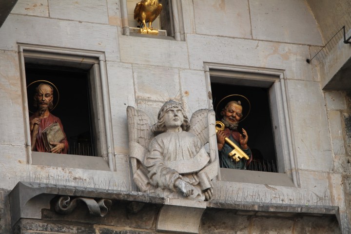The first wooden characters!  The show & music goes on for about ten minutes I'd say, with maybe a dozen characters rotating through the windows.